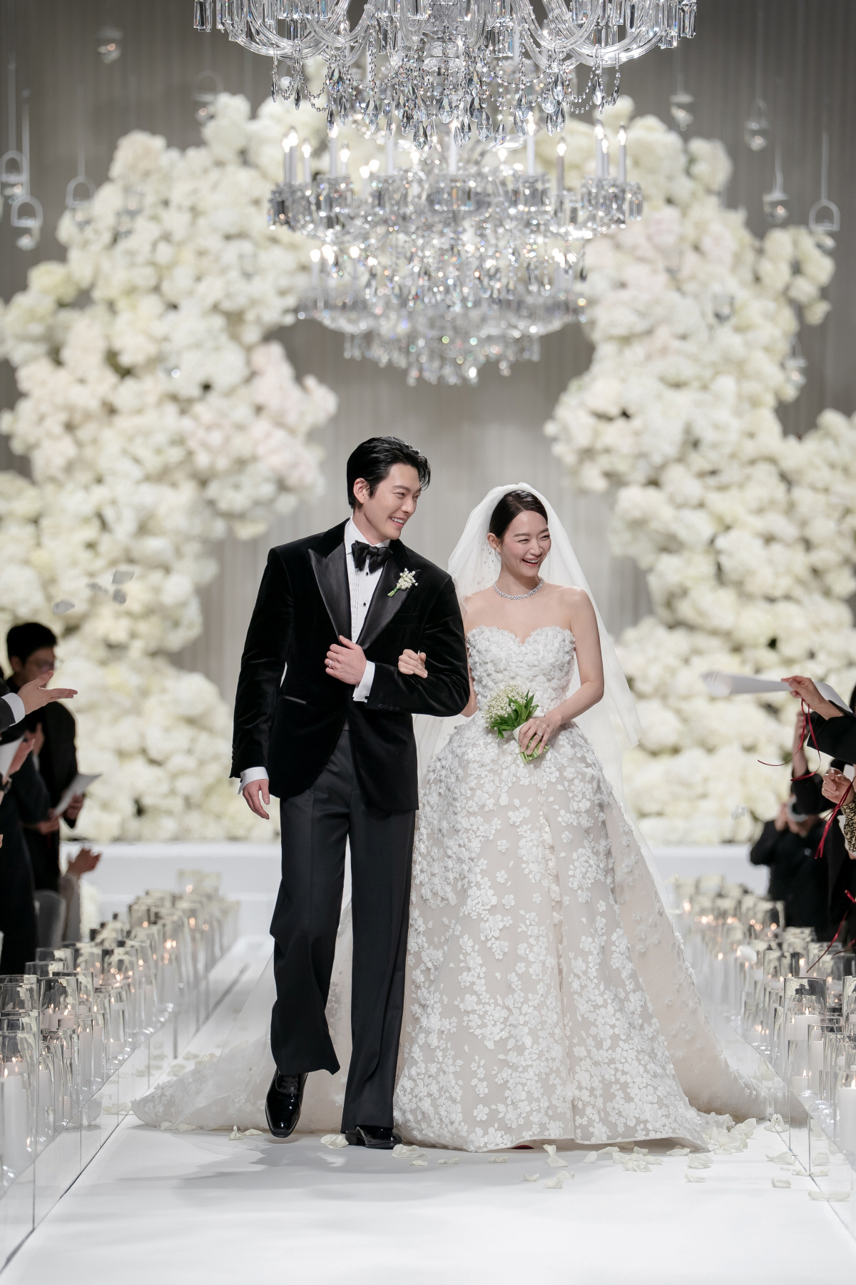 Ahn Bo Hyun rơi lệ trong đám cưới Kim Woo Bin - Shin Min Ah: Tình bạn đẹp hơn phim!