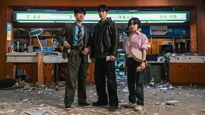 Cashero: Khi Siêu Năng Lực Đến Từ... Tiền Bạc! Review Phim Hài - Hành Động Mới Nhất