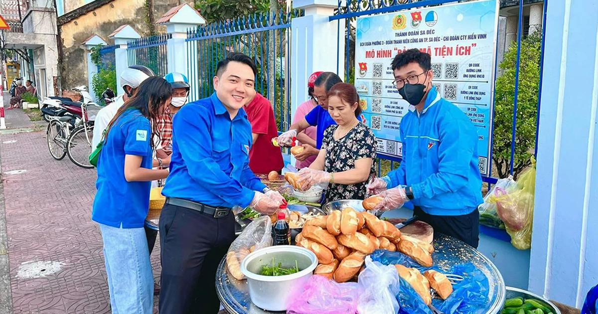 Hành động ấm lòng: Chàng trai trẻ giúp người nghèo khám bệnh