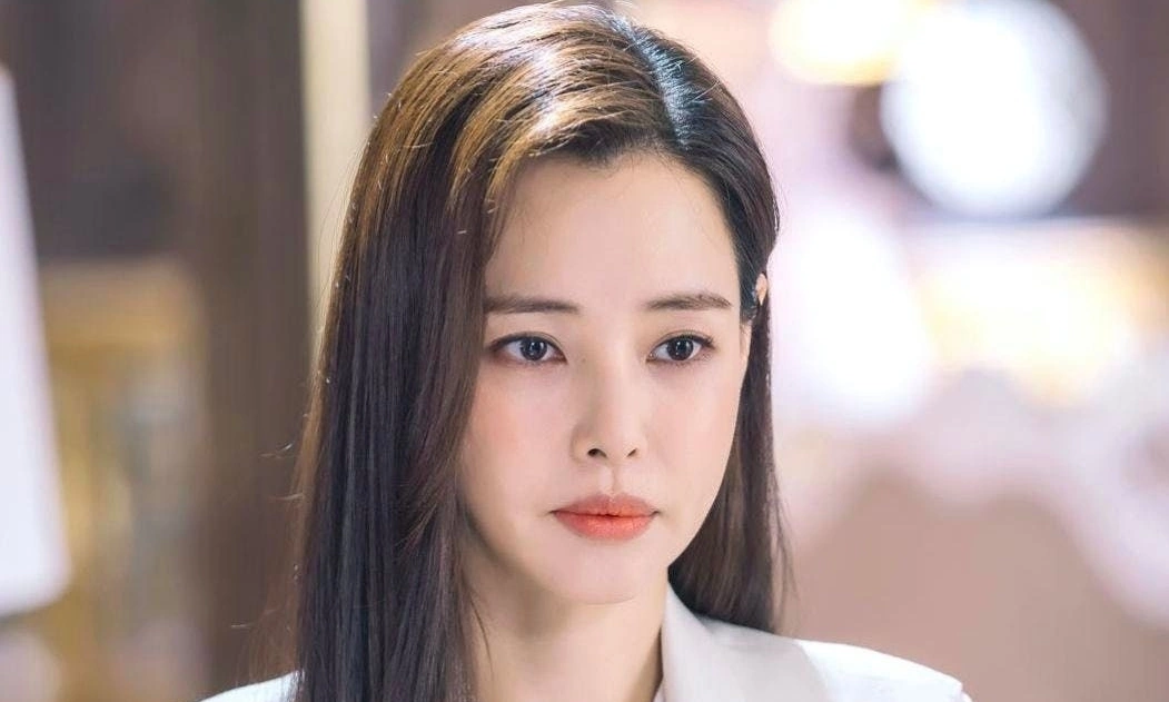 Hoa hậu Honey Lee đối mặt cáo buộc vi phạm luật: Sự nghiệp và ồn ào