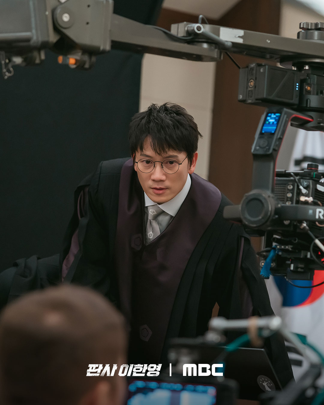 Ji Sung, Won Jin Ah và Park Hee Soon: Bùng nổ đam mê trên phim trường "The Judge Returns"