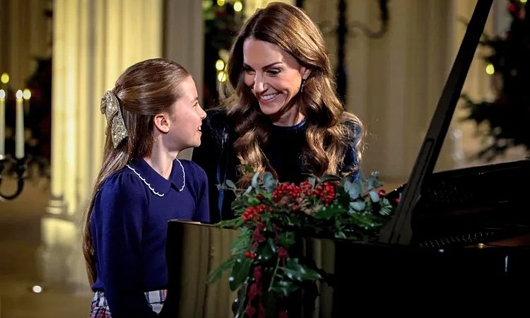 Khoảnh khắc ngọt ngào: Vương phi Kate và công chúa Charlotte song tấu piano gây sốt