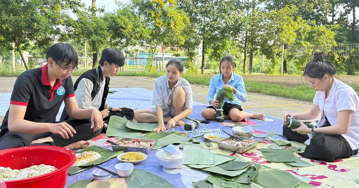 Ấm lòng sinh viên xa nhà: Trường tặng bánh tét đón Tết sớm từ tháng 12!