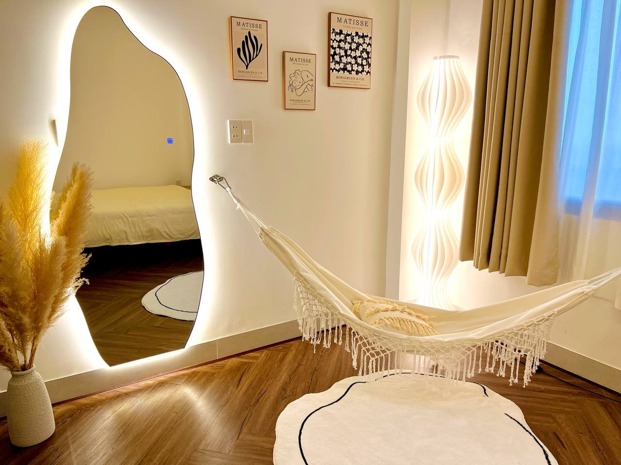 Phòng chiếu phim Boho Lux 103 - võng lưới macrame đan tay trong phòng