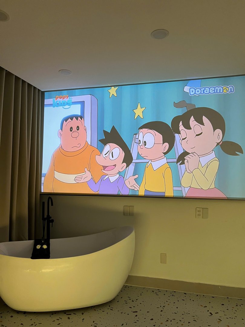 Phòng chiếu phim riêng tư TPHCM - màn chiếu 120 inch và bồn tắm ngâm mình tại Lux Homestay