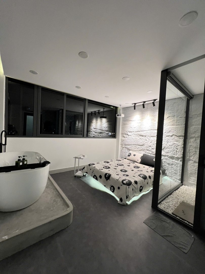 Phòng chiếu phim Romantic Suite Lux 109 - giường bay bồn tắm lộ thiên