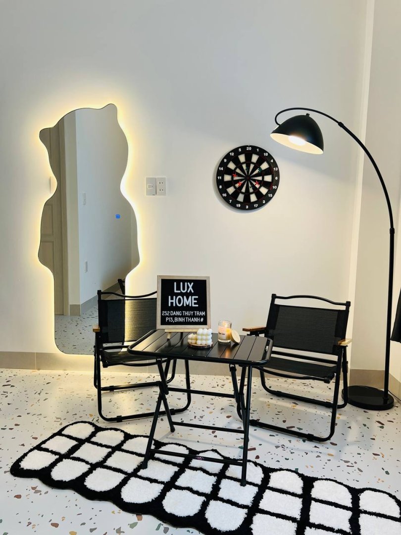 Phòng chiếu phim Studio Minimalist Lux 105 - gương gấu Bearbrick viền LED